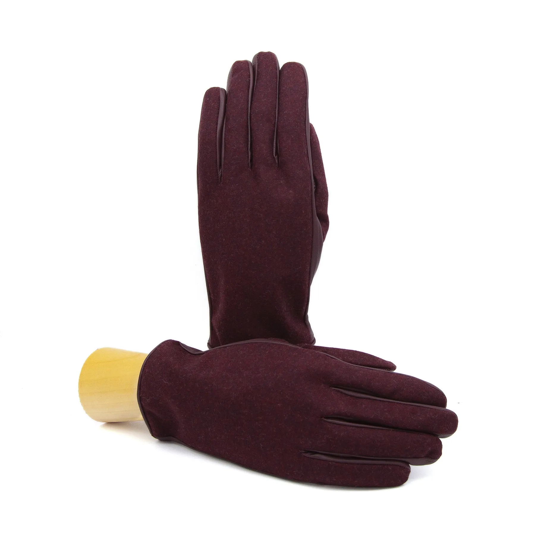 Men's bordeaux nappa touch leather gloves and Holland&Sherry wool top